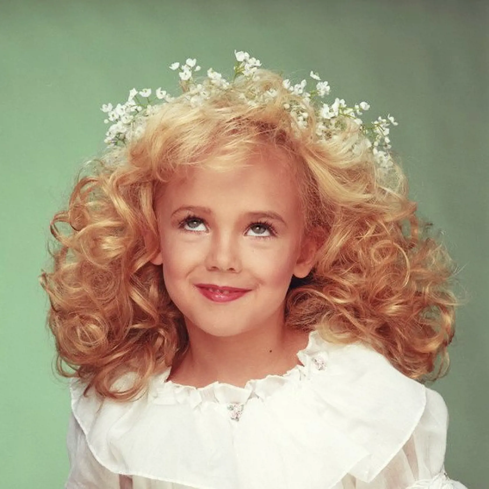 JonBenéte Ramsey brutálne zavraždili, keď mala iba 6 rokov.  Jej mŕtve telo bolo nájdené 26. decembra len pár hodín po nahlásení nezvestnosti.