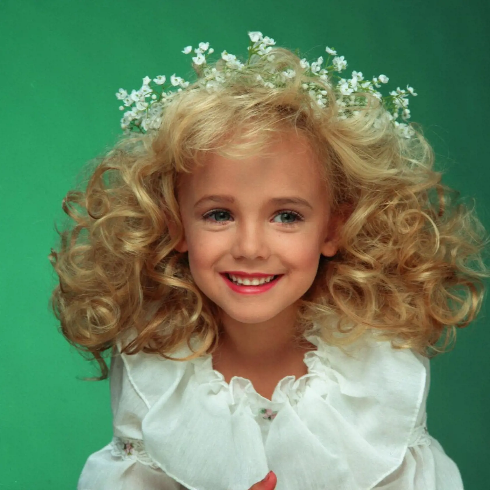 JonBenéte Ramsey brutálne zavraždili, keď mala iba 6 rokov.  Jej mŕtve telo bolo nájdené 26. decembra len pár hodín po nahlásení nezvestnosti.