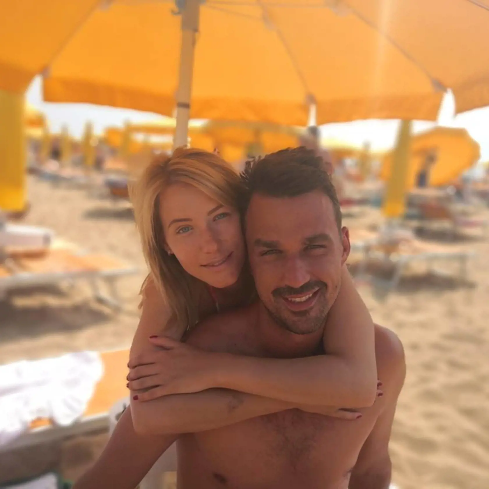 Dana Čapkovičová a Kamil Čapkovič: Obľúbená jojkárska moderátorka Dana Štrculová je už od marca pani Čapkovičová. Jej manželom sa stal tenista Kamil Čapkovič, s ktorým tvorila pár šesť rokov. Krátko po romantickej svadbe sa sympatická moderátorka ocitla v radostnom očakávaní.Momentálne sa tešia zo Sárky.