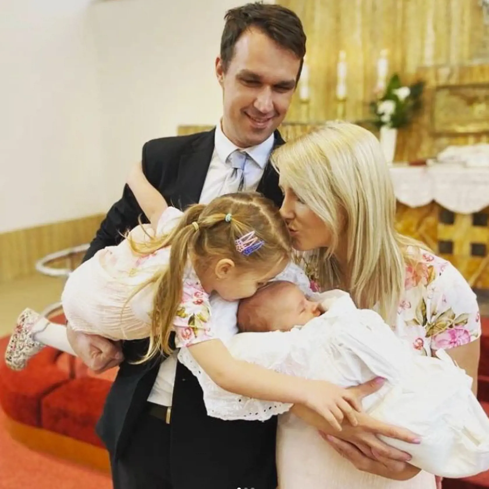 Apríl 2022. Dana Čapkovičová s rodinkou na krste ich synčeka Maxa.