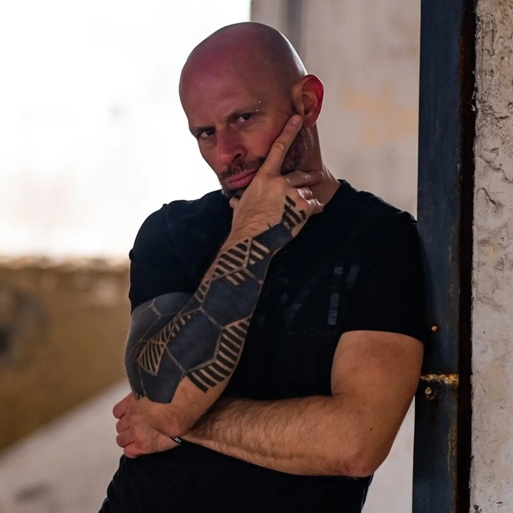 K myšlienke robiť profi spoločníka sa dostal vďaka svojim predchádzajúcim skúsenostiam v erotickom priemysle. „V minulosti som sprostredkoval spoločnosť žien pre mužov ako kupliar, čo je u nás ilegálne a bol som za to aj stíhaný,“ začína svoje rozprávanie.