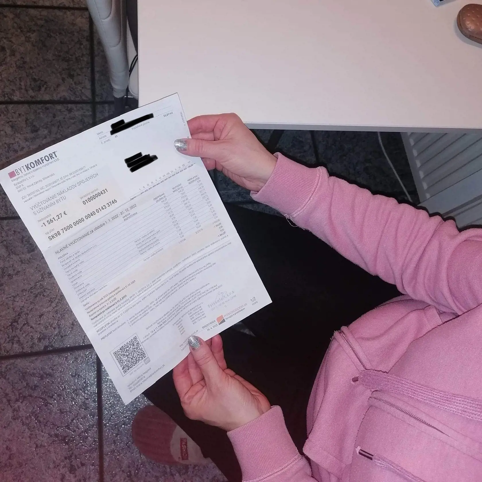 Nájomníkom v obecných bytoch prichádzajú vysoké nedoplatky. Dôvodom je nezastropovanie cien.