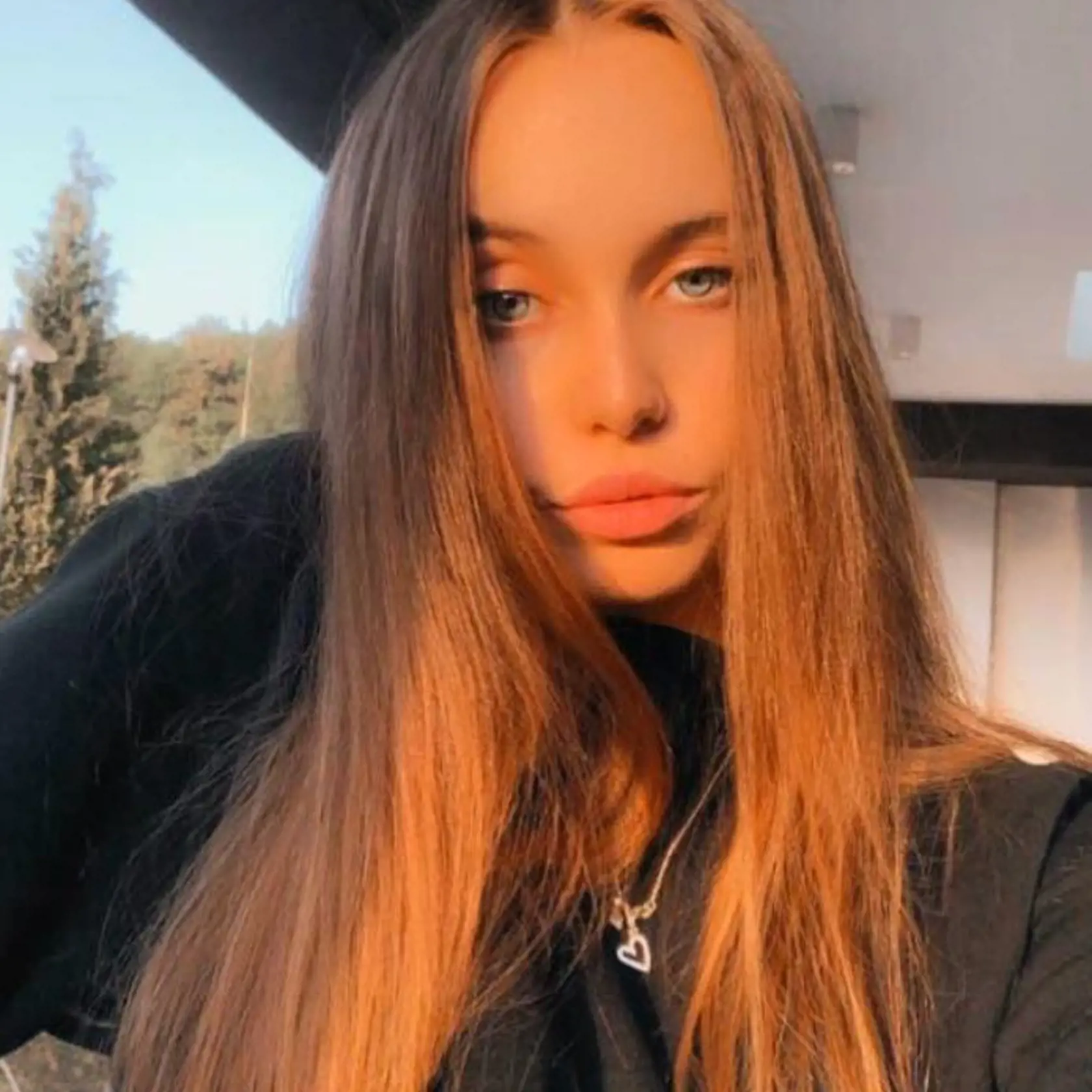 Zara Demitrová sa v minulosti venovala atletike. jej podoba s nebohým otcom je až zarážajúca.