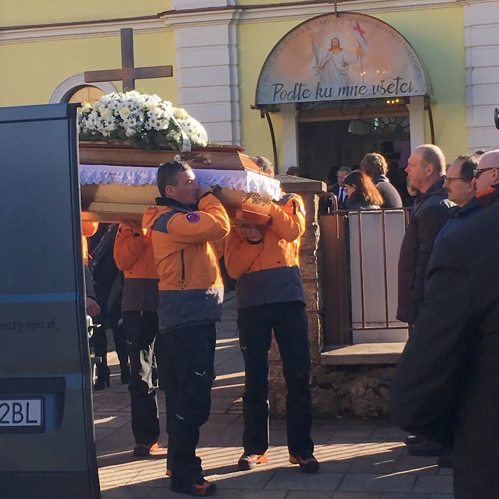 Rozlúčka kolegov so záchranárom Romanom.