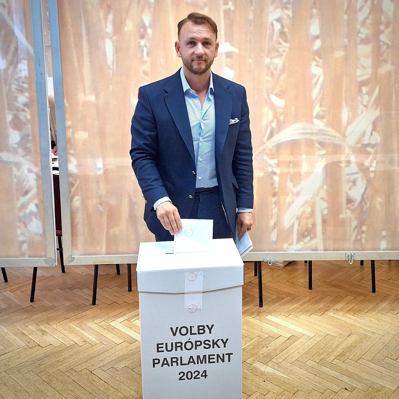SLOVENSKO NA PRVOM MIESTE! Toto napísal minister vnútra Matúš Šutaj Eštok potom, ako hodil svoj hlas do volebnej urny. "Poďte voliť aj vy a voľte rozumne. Len dobré rozhodnutie prinesie dobrý život," dodal.