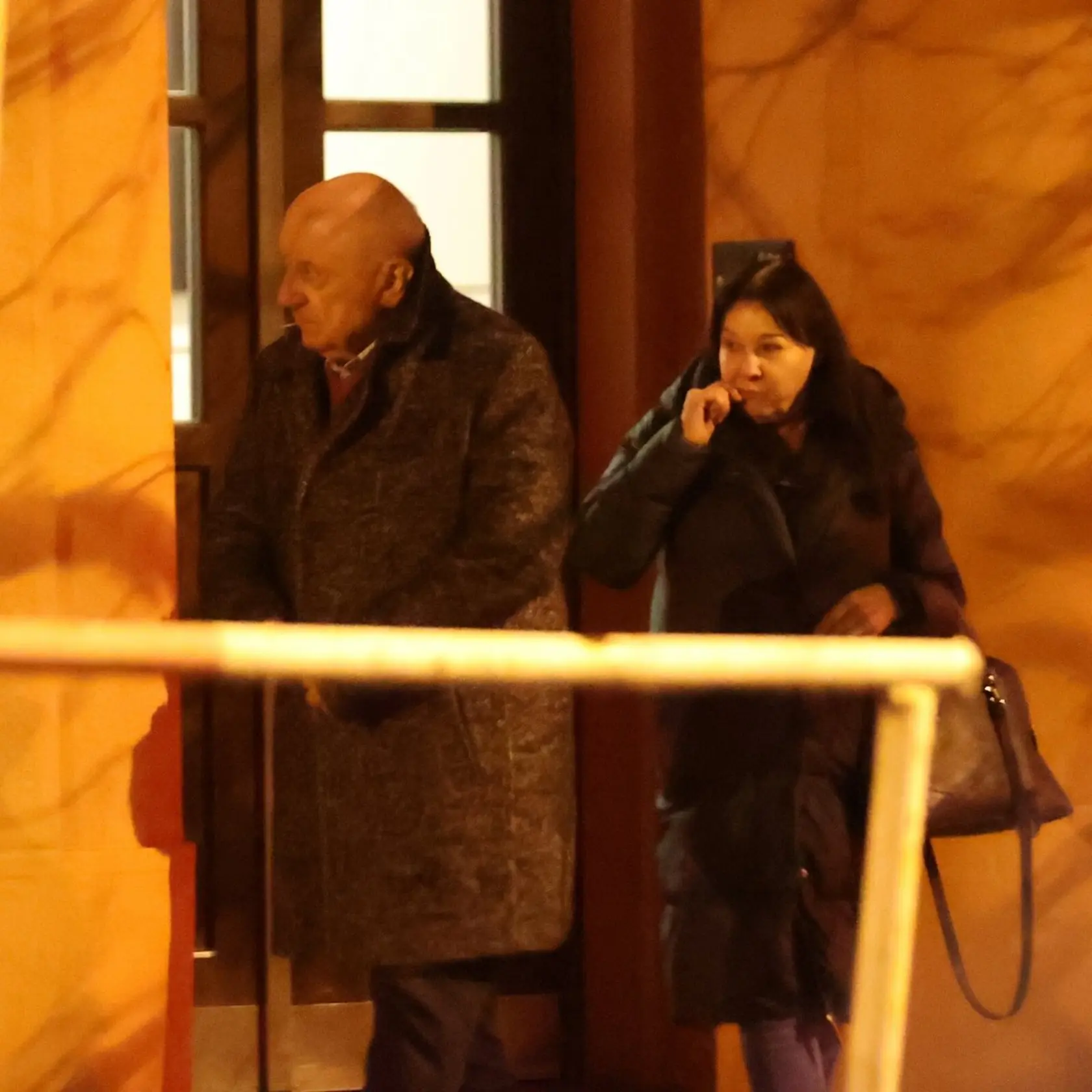 Zúfalí rodičia Dagmar Patrasová a Felix Slováček odchádzajú z bytu svojej Aničky.