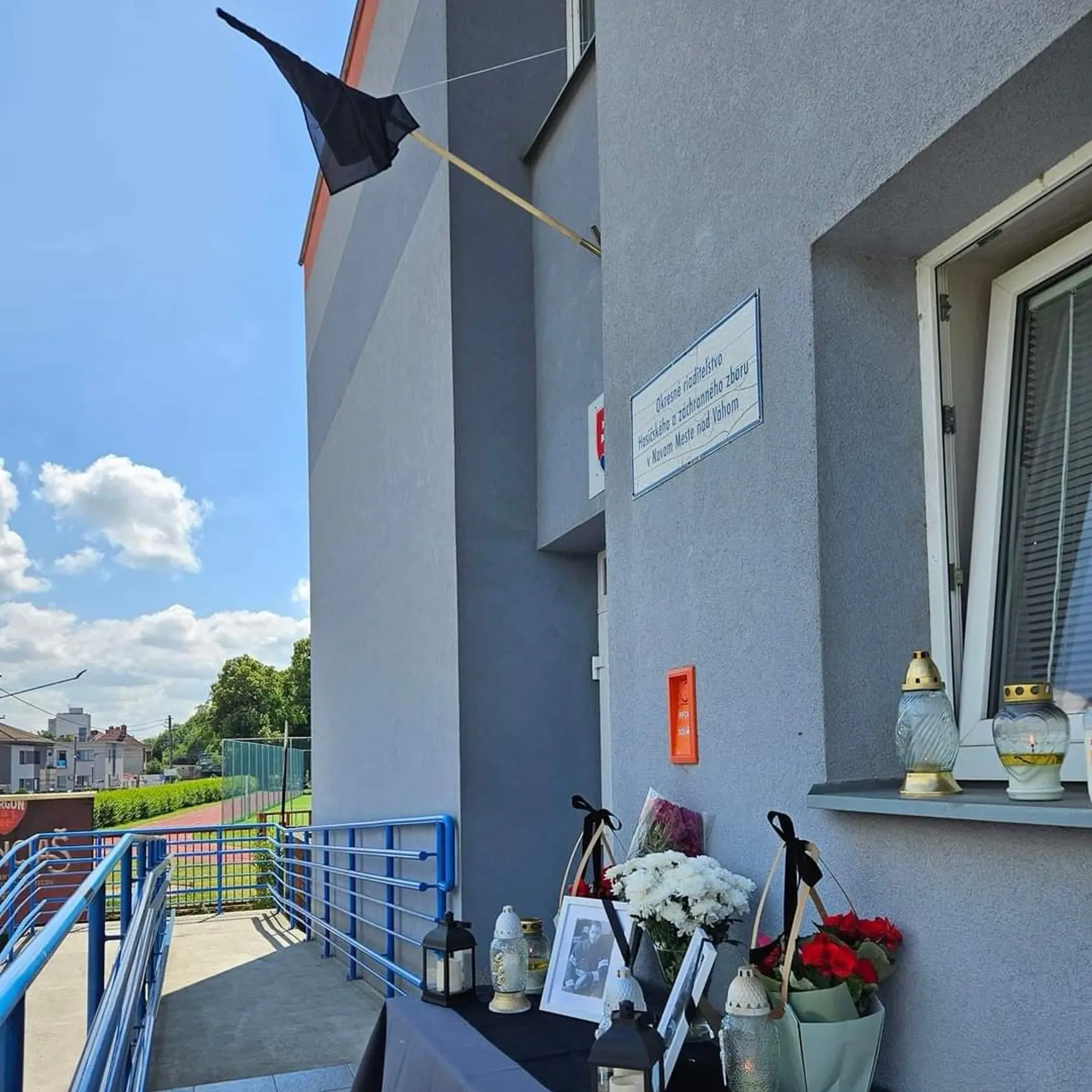 Hasiči dočasne spravili pietne miesto na počesť zosnulým kolegom pri vchode do budovy Okresného riaditeľstva Hasičského a záchranného zboru v Novom Meste nad Váhom.