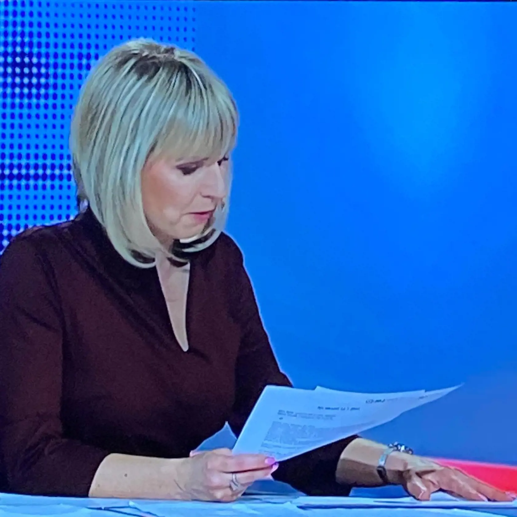 Moderátorka Jana Krescanko Dibáková v relácii na hrane divákov vystrašila "hrčkou" na tvári. V skutočnosti to nebola žiadna hrčka ani opuch tváre, ale išlo o nechtiac zotretý mejkap.