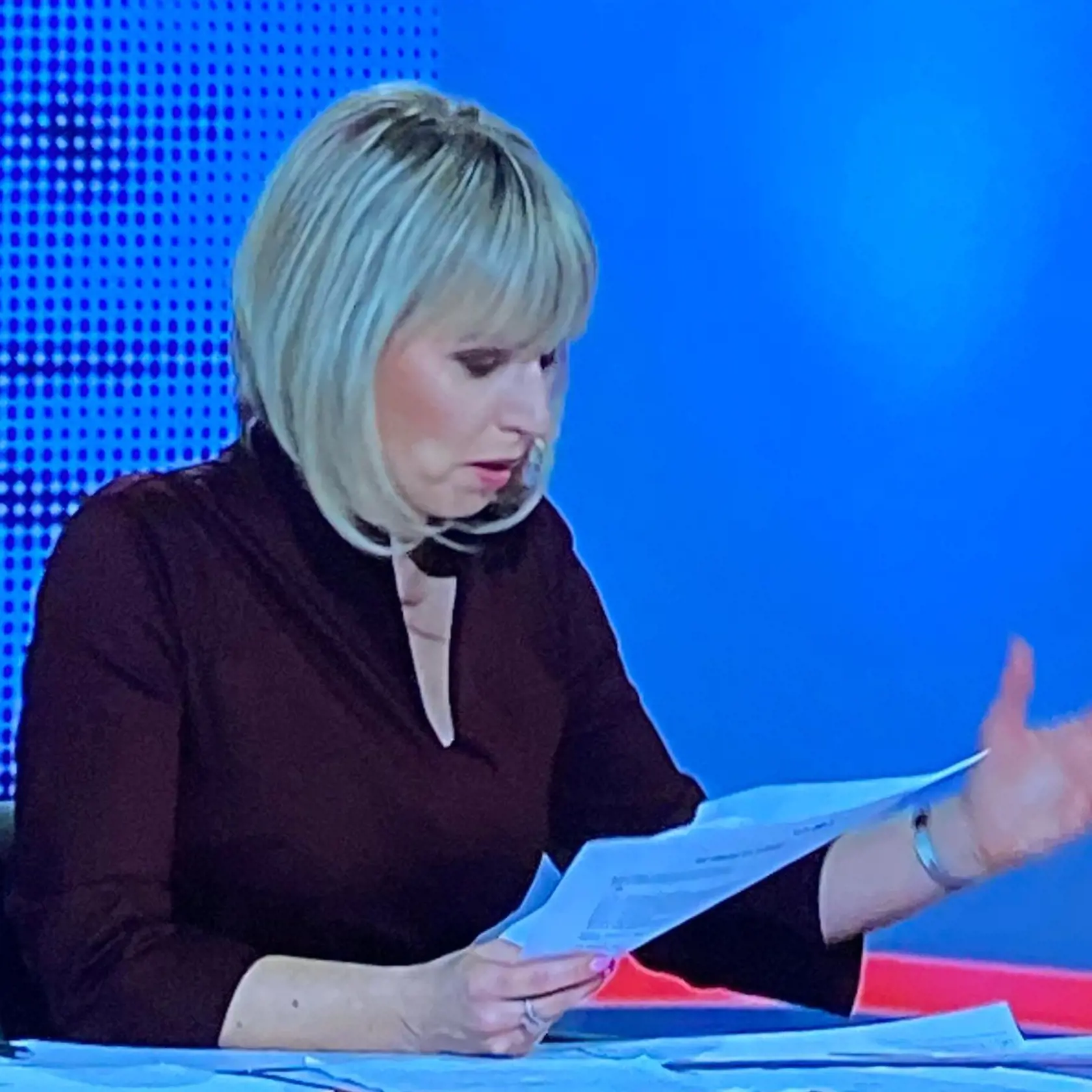Moderátorka Jana Krescanko Dibáková v relácii na hrane divákov vystrašila "hrčkou" na tvári. V skutočnosti to nebola žiadna hrčka ani opuch tváre, ale išlo o nechtiac zotretý mejkap.