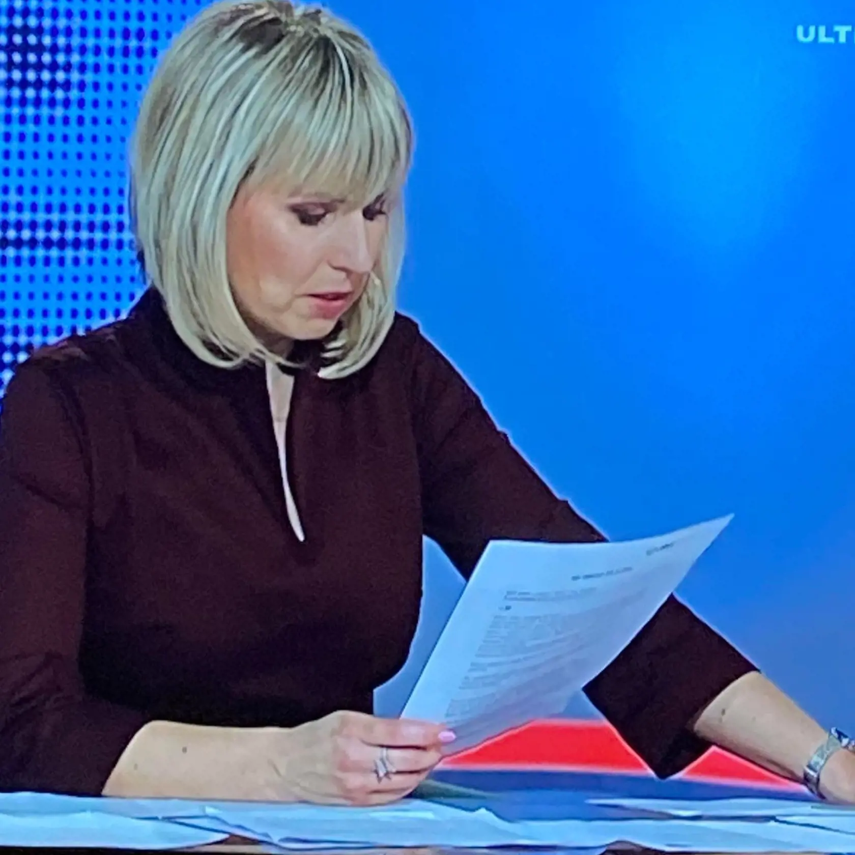 Moderátorka Jana Krescanko Dibáková v relácii na hrane divákov vystrašila "hrčkou" na tvári. V skutočnosti to nebola žiadna hrčka ani opuch tváre, ale išlo o nechtiac zotretý mejkap.