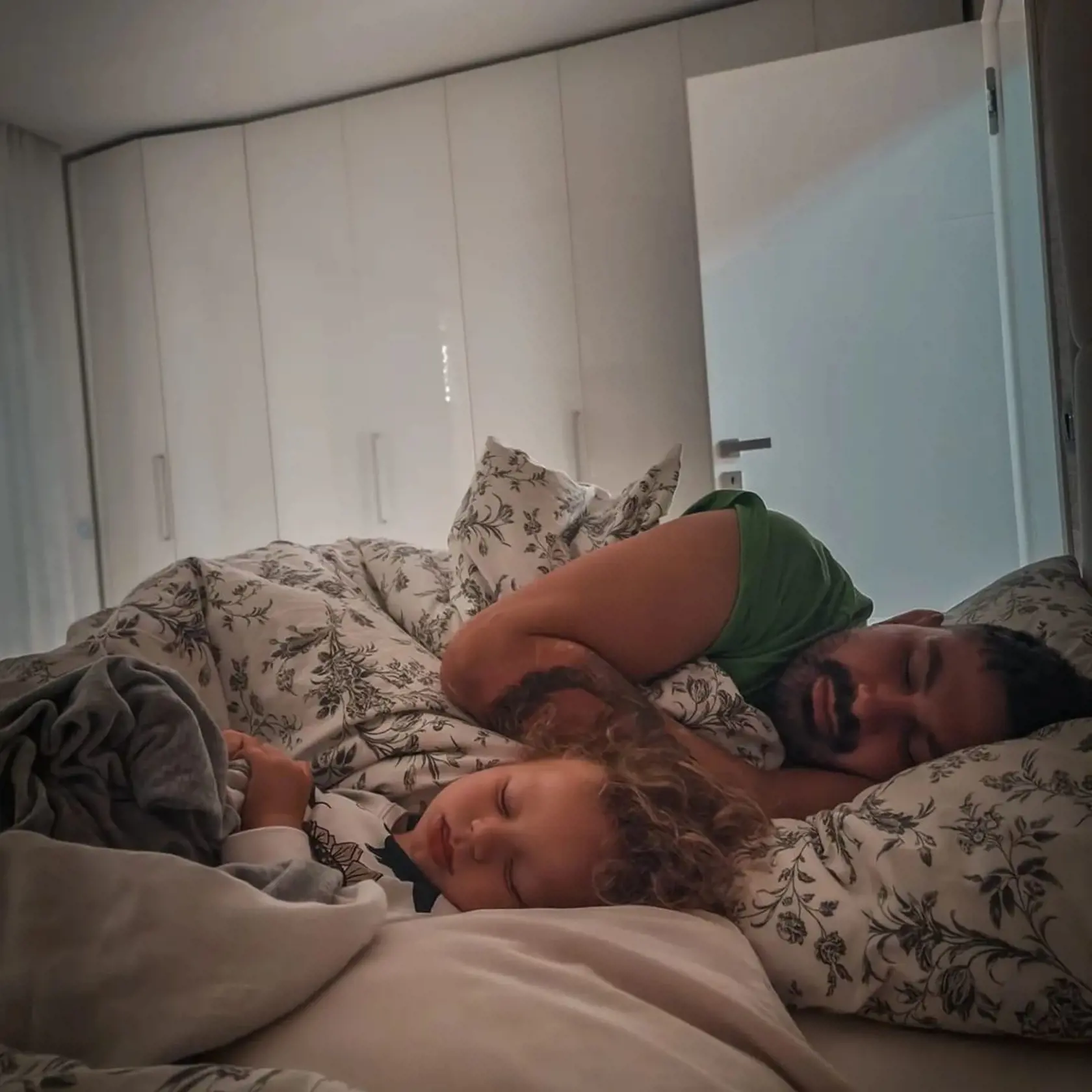 V spálni vyniká vstavaní skriňa a biela farba.