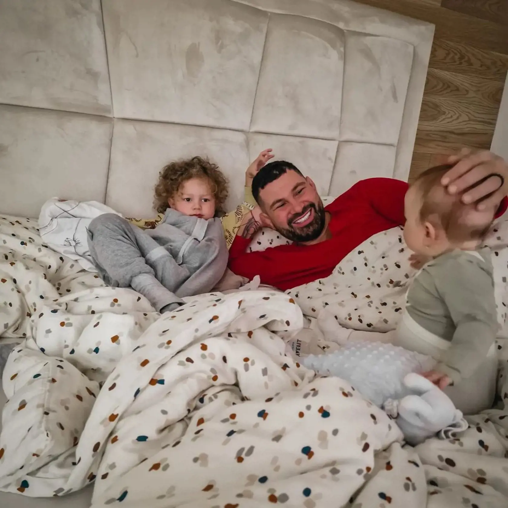 V spálni to žije a Attila si zvolil posteľ s vysokým a masívnym čelom.