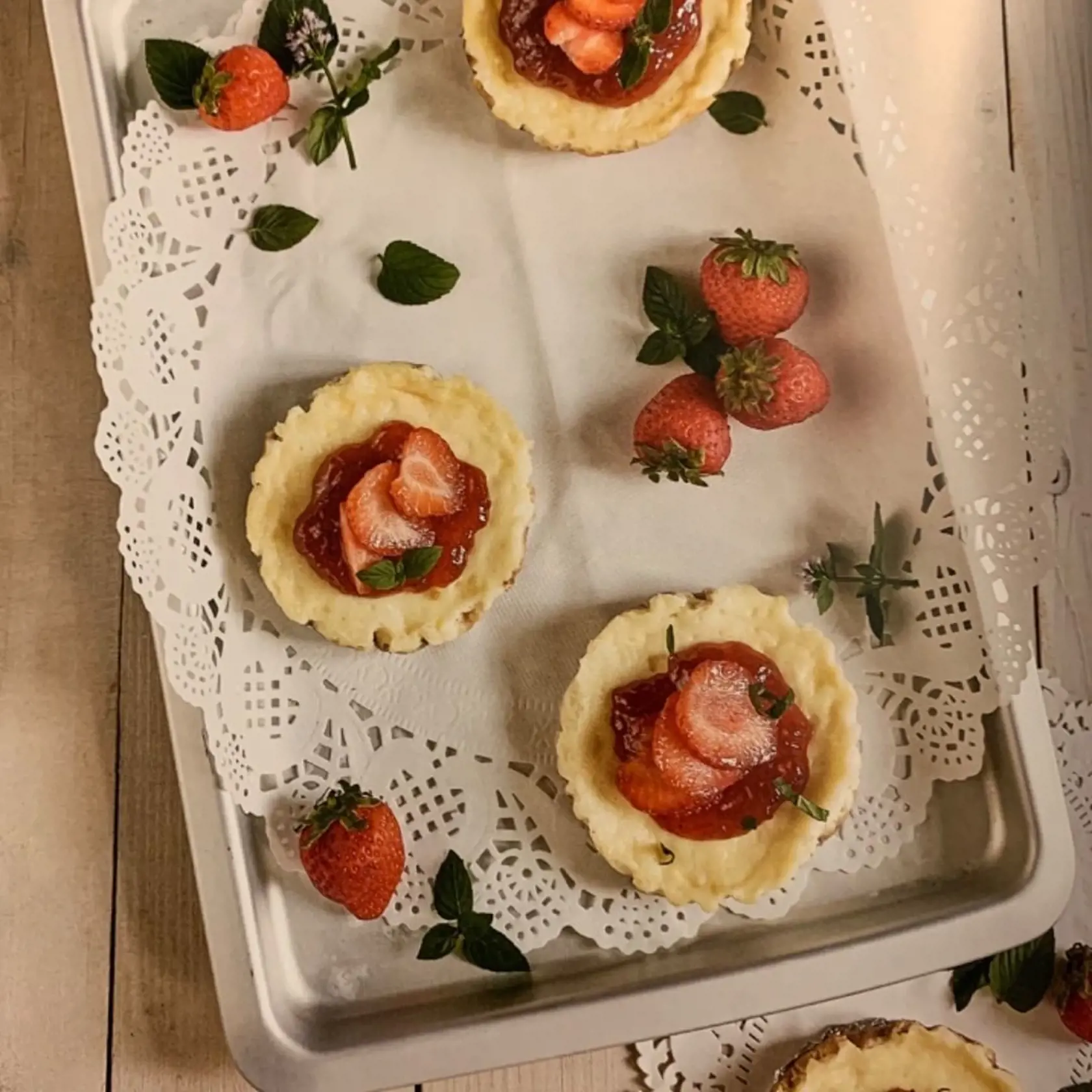 Aj recept na tieto Katkine jahodové koláčiky je v jej knižke Moje sladké radosti.