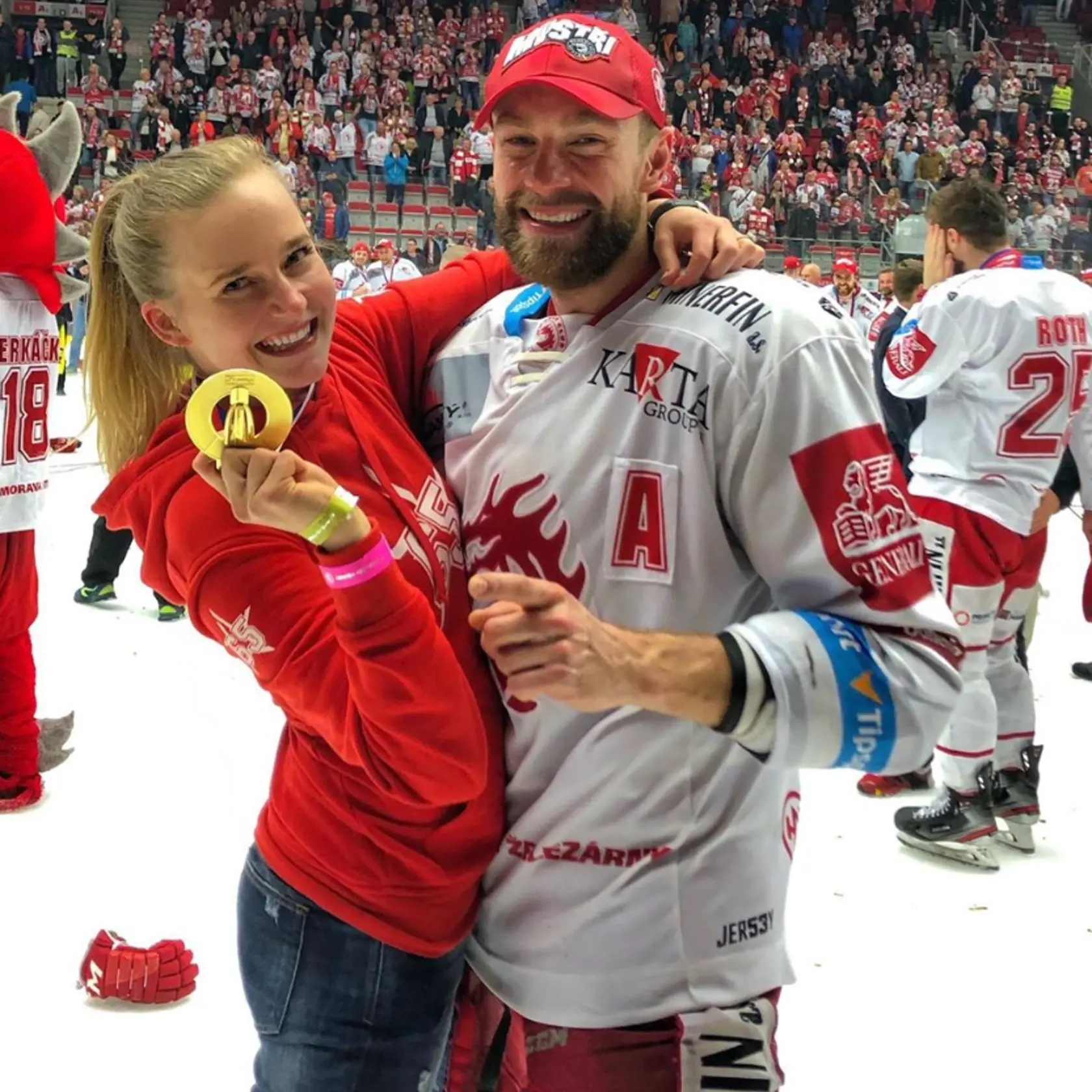 Vladimíra Marcinková (32), SaS: Rodáčka z východu bude tohtoročné sviatky tráviť v Bratislave. "S deťmi a rodičmi. Manžel má ešte hokejové play off, takže Veľká noc bude bez neho, ale aj vďaka jeho zápasom bude doma o program postarané," prezrádza mladá poslankyňa. "Mám 2,5 ročnú dcérku a dvojtýždňového synčeka. Dcérka sa z tradícií veľmi teší, vajíčka maľujeme už niekoľko týždňov, upratujeme a zdobíme byt."