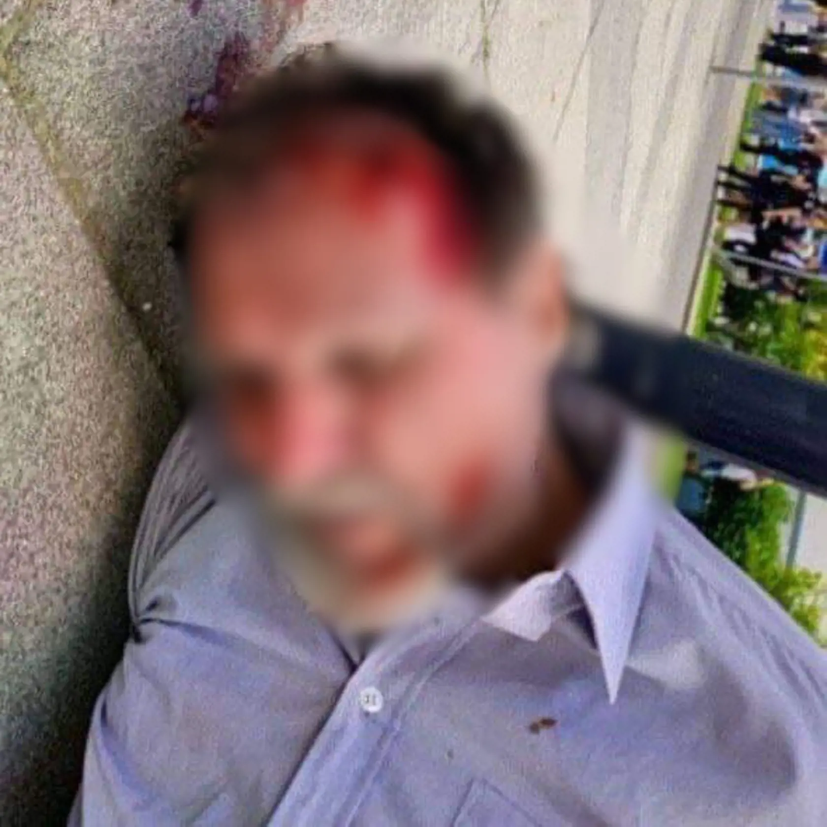 Útočník po spacifikovaní policajtami.
