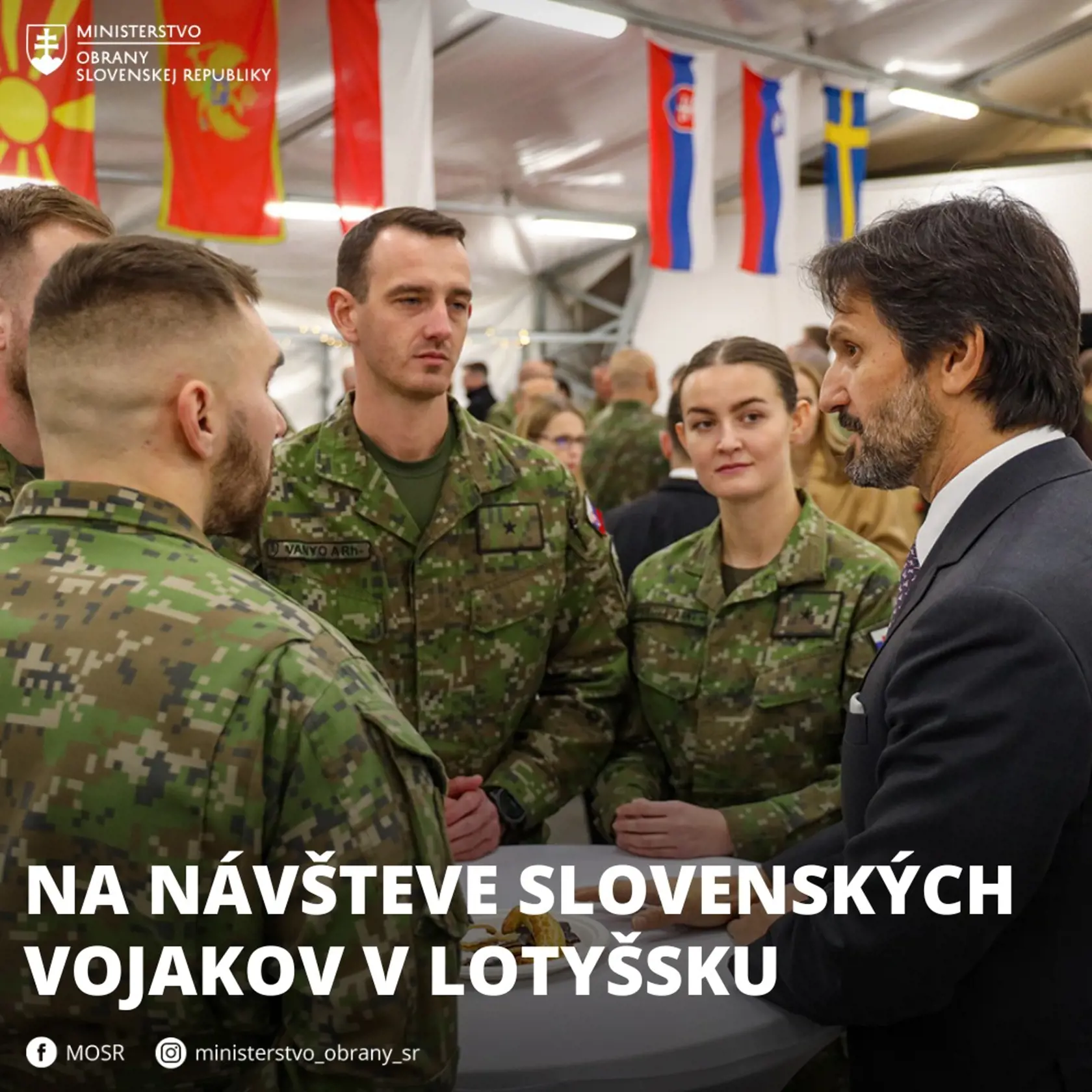 Minister obrany Robert Kaliňák medzi slovenskými vojačkami a vojkmi v Lotyšsku.