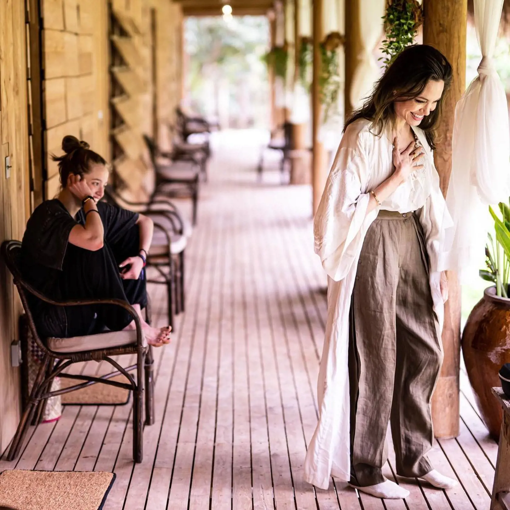Okrem filmových premiér, na ktorých sa tento rok objavila po boku slávnej mamy v krásnych šatách, zverejnila Angelina na instagrame aj intímnejší záber so svojou krásnou dcérou.