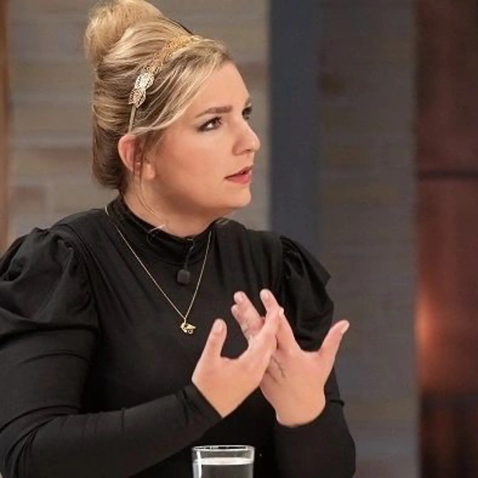 Toto som ja, keď si čítam niektoré vyjadrenia zo ,,zdrojov" z RTVS. Pýtam sa: prečo. A potom si zase pripomeniem, že nikdy v živote ma táto otázka nikam neposunula. Hýbem sa vpred, niekedy cúvam a tak to bolo aj so Silnou zostavou. Už som si dnes o údajných dôvodoch odchodu prečítala dosť a poviem vám tak, nemá to zmysel rozoberať alebo sa obhajovať či protirečiť tejto inštitúcií.