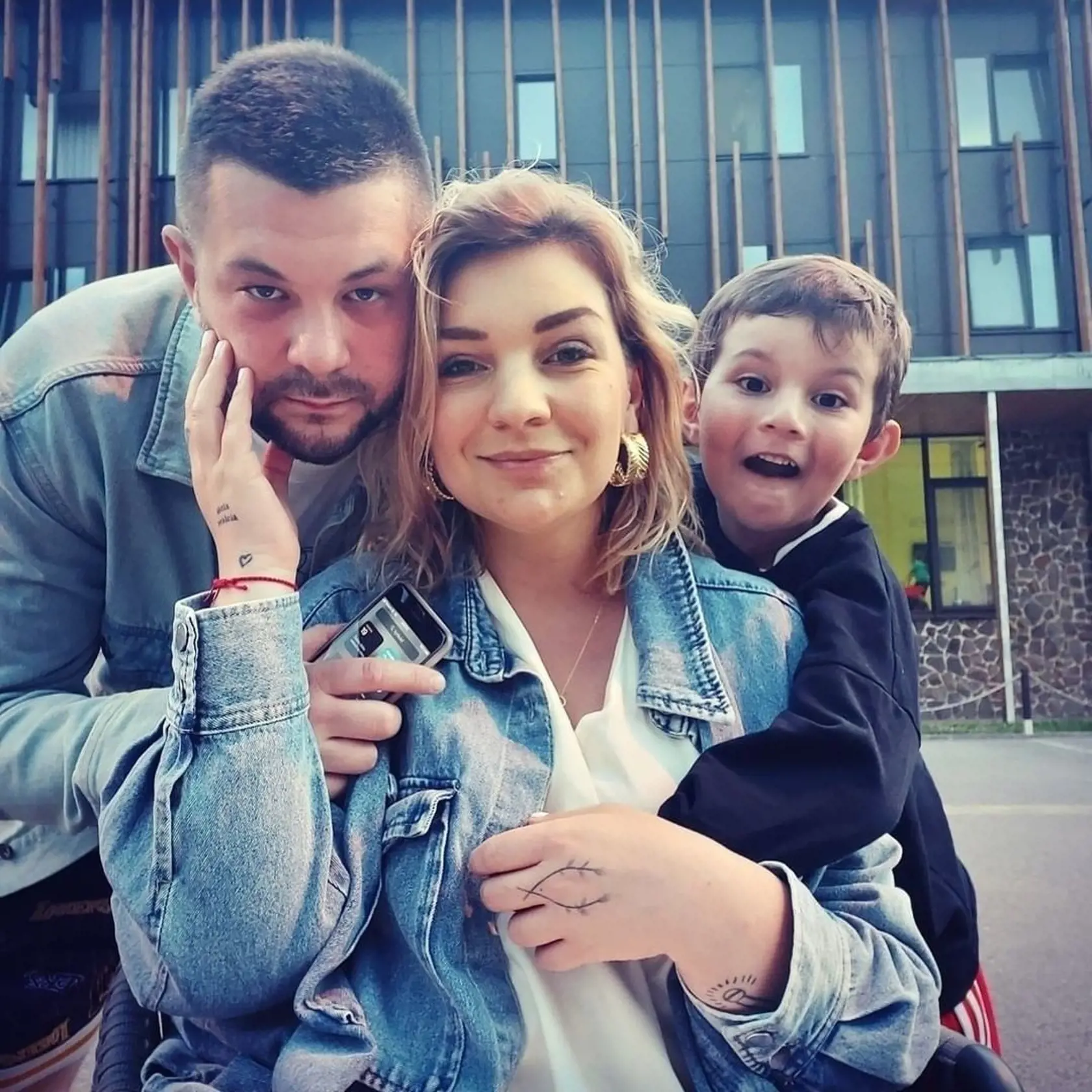 Simona Salátová, jej partner a syn.