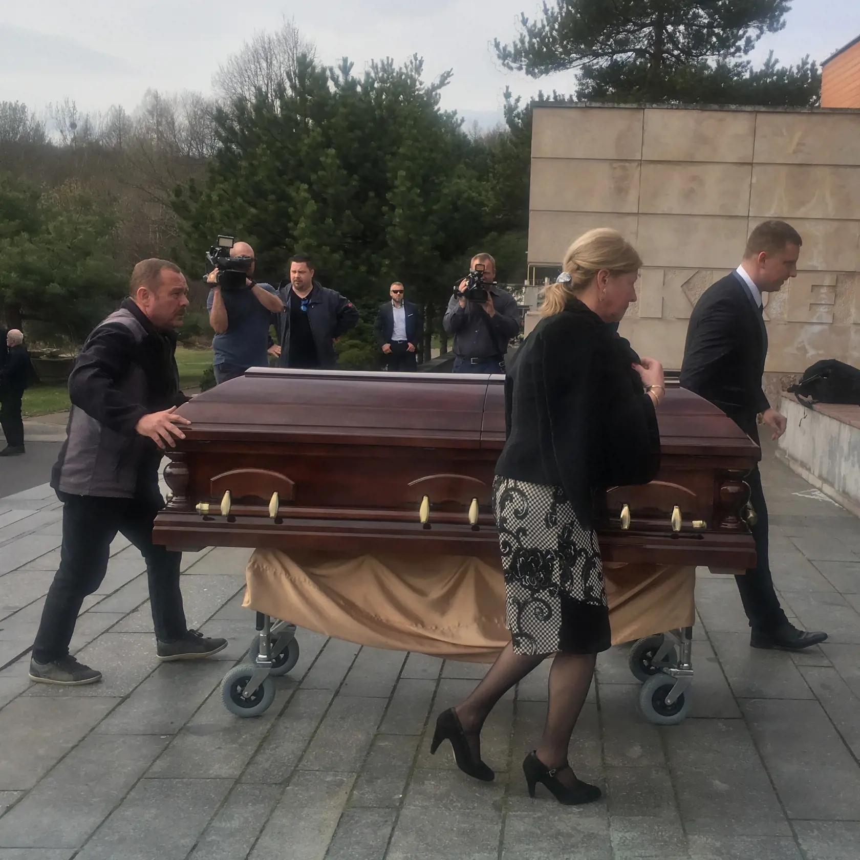Pohreb Pavla Pašku: Zriadenci pohrebnej služby privážajú truhlu do obradnej siene krematória.