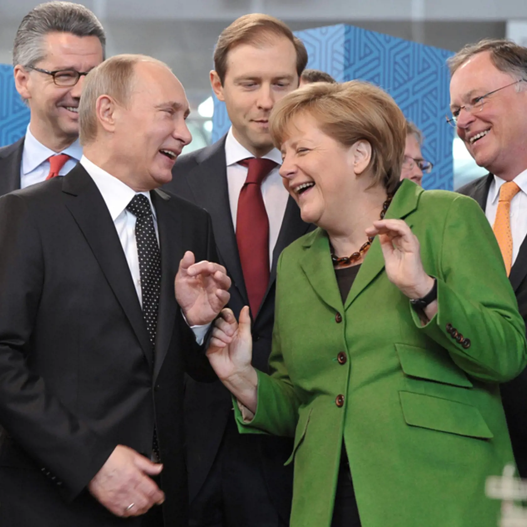 Putin a Merkelová sa aj napriek menšiemu "vyrušeniu" celkom dobre bavili.