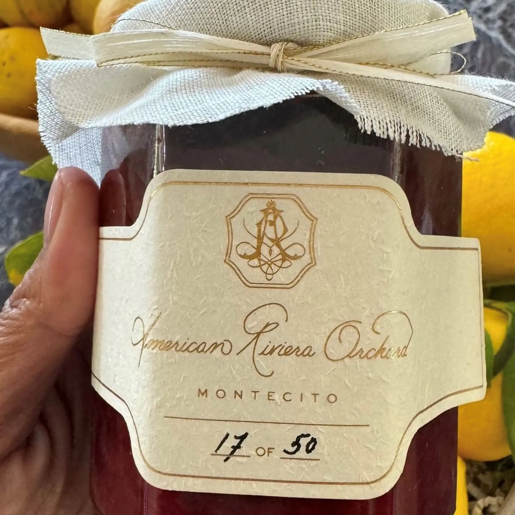 "Jedinou muchou je Meghanina nová internetová značka American Riviera Orchard. Meghan sa rozplakala, keď bola značka uvedená na trh a jej nový džem bol extrémne vysmiaty za to, že je vraj drahý a nie je ničím výnimočný," prezradil kráľovský expert a autor Tom Quinn.