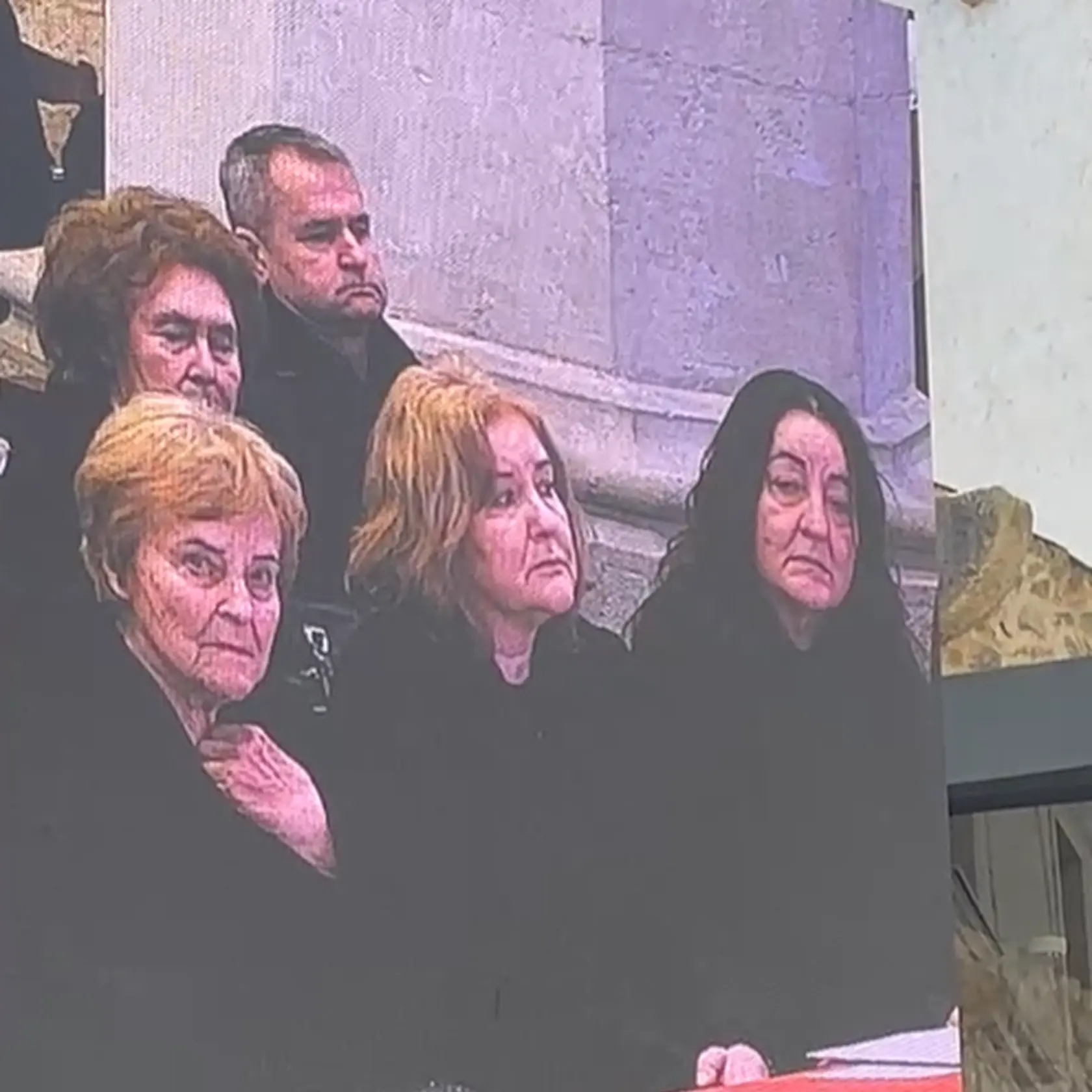 Vdova po hercovi Štefanovi Kvietikovi a vedľa ich dcéry. 