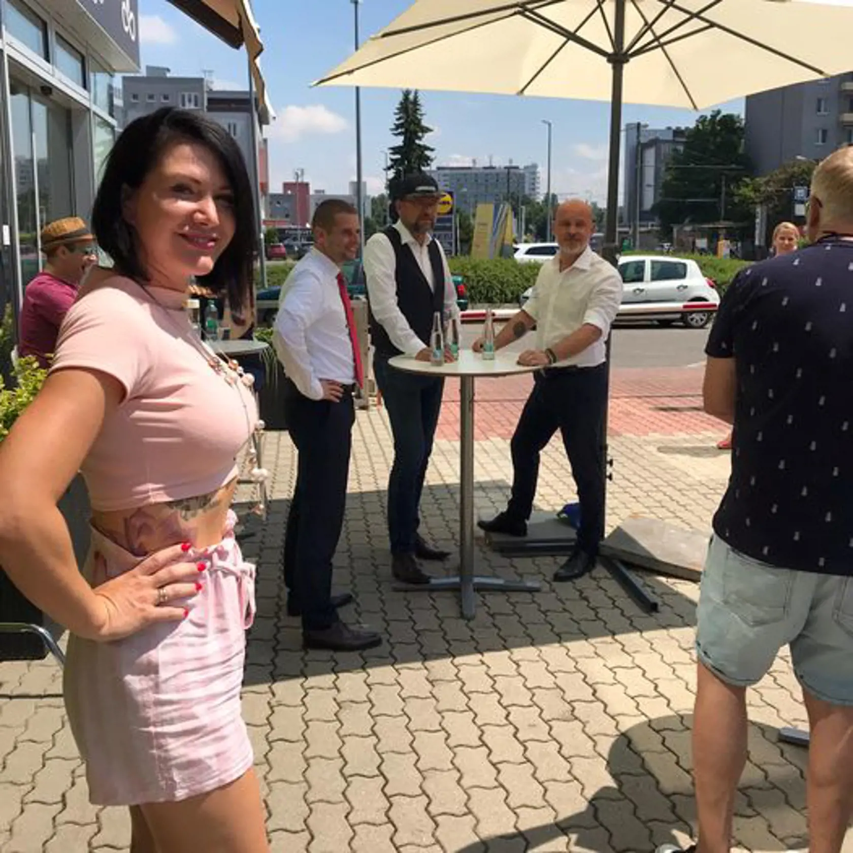 "Chalani nakrúcajú letné spoty, tak som prišla povzbudiť" napísala na sociálnej sieti Bittó Cigániková. V pozadí Martin Klus, Richard Sulík a Branislav Grohling.