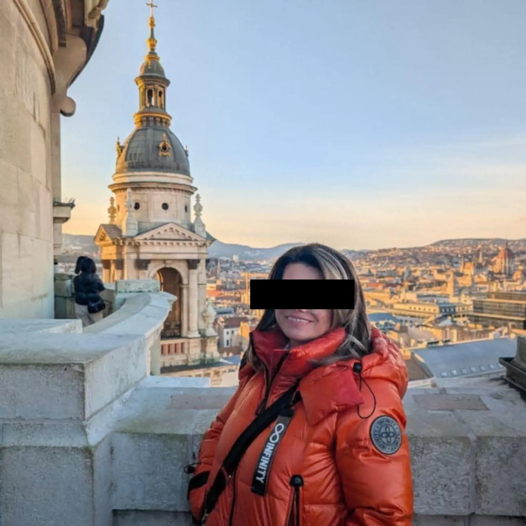 Jednou z obetí útočníka je podľa dostupných informácii učiteľka a zároveň zástupkyňa riaditeľky školy Mária Semančíková. 