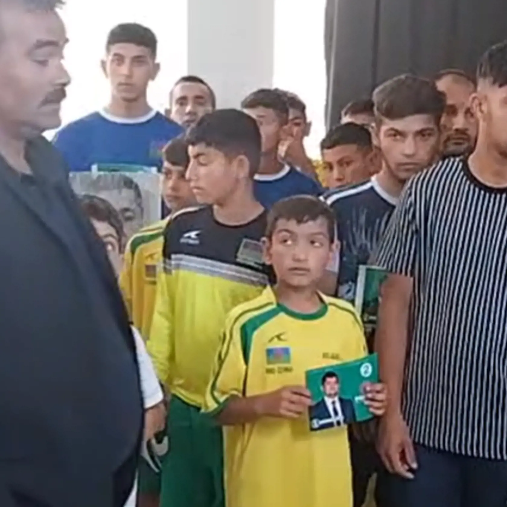 So starostom sa prišli rozlúčiť aj malí futbalisti. Tí si priniesli aj jeho podobizeň.