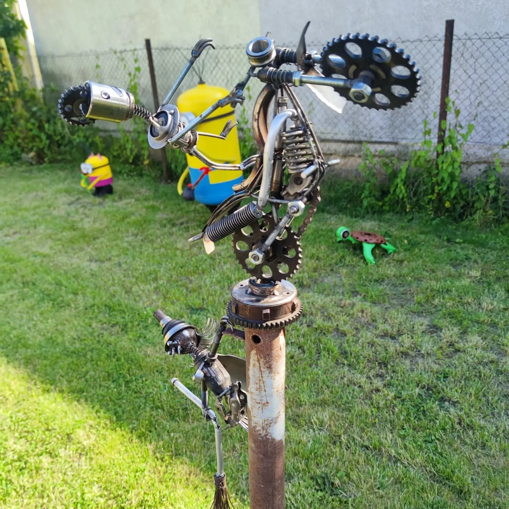 Z ložísk a rôznych súčiastiek poskladal aj množstvo malých postavičiek, motorky, figúrky fotografa, párik snúbencov, traktoristu, vtáka, tank, ježibabu na metle a mnoho iných.