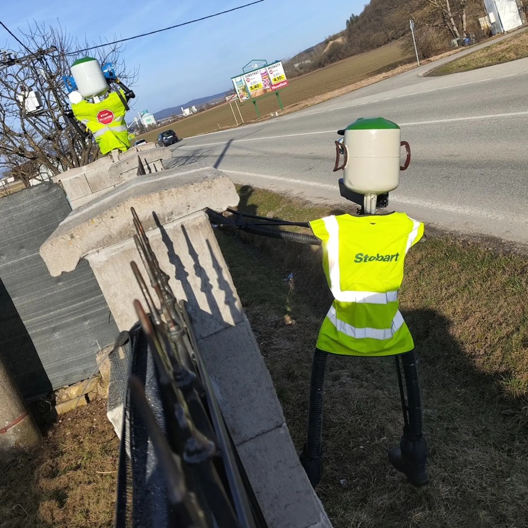 K prvému policajtovi pribudol druhý, ktorý zboku domu meria s radarom a drží sa plota. „To už pomohlo, pretože ten, ktorý meria zboku je dôveryhodnejší a aj ho je lepšie vidieť,“ smeje sa šikovný majster.