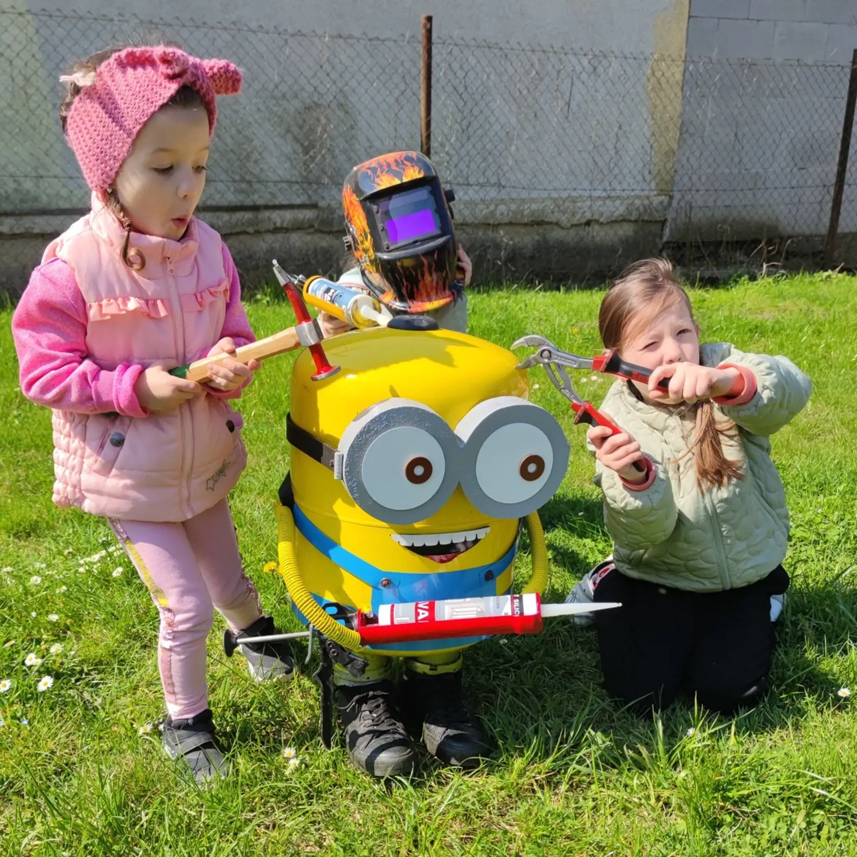 Ľuboš je otcom troch krásnych dcér – dvojičiek Karin a Mie (9) a Vivien (5). Práve najmladšia Vivien inšpirovala otca k tomu, aby vytvoril najprv niečo krásne pre svoje dievčatá a potom niečo, aby deti ochránil.