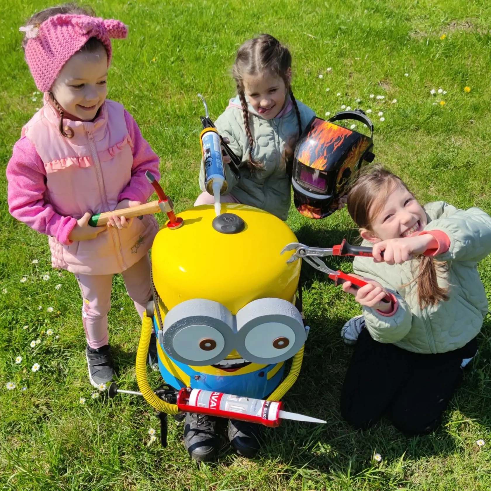 Ľuboš je otcom troch krásnych dcér – dvojičiek Karin a Mie (9) a Vivien (5). Práve najmladšia Vivien inšpirovala otca k tomu, aby vytvoril najprv niečo krásne pre svoje dievčatá a potom niečo, aby deti ochránil.