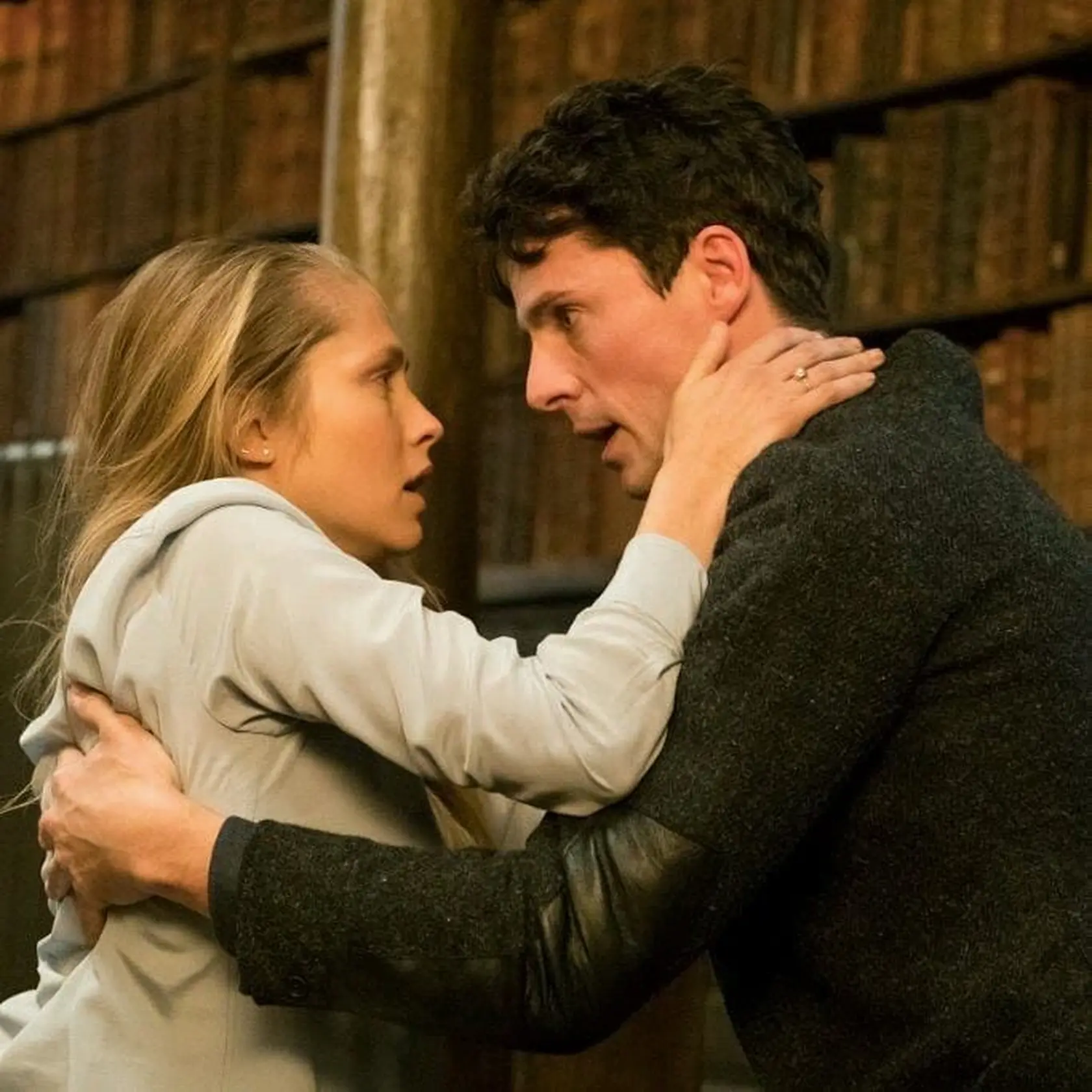 Mali medzi sebou nádhernú chémiu! Teresa Palmer ako čarodejnica Diana Bishop a Matthew Goode ako upír Matthew v seriáli Čas čarodejníc. 