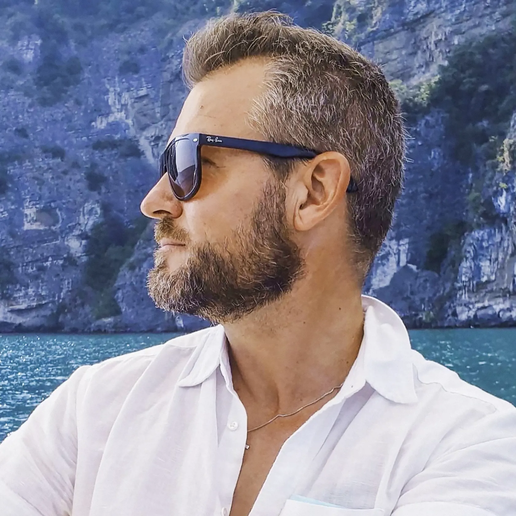 Peter Pellegrini na lodi - po tejto fotke začal nosiť bradu.