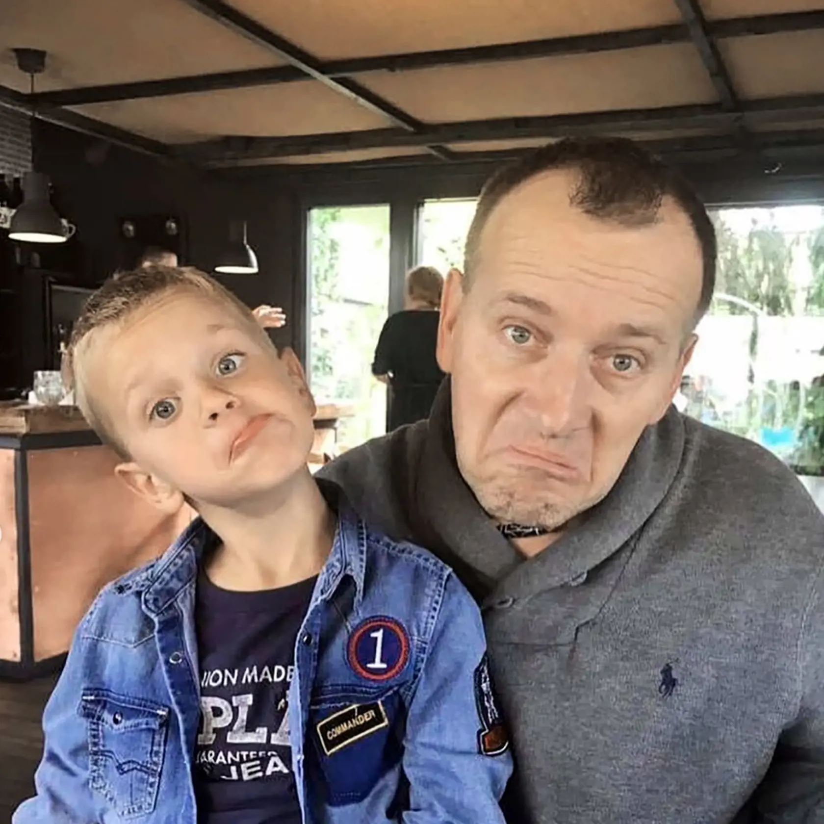 Najvernejšia kópia. Kedysi mal Kollár k synovi Arturovi, ktorý sa na neho veľmi podobá, blízko. Dnes mu vraj politik ani nezavolá.