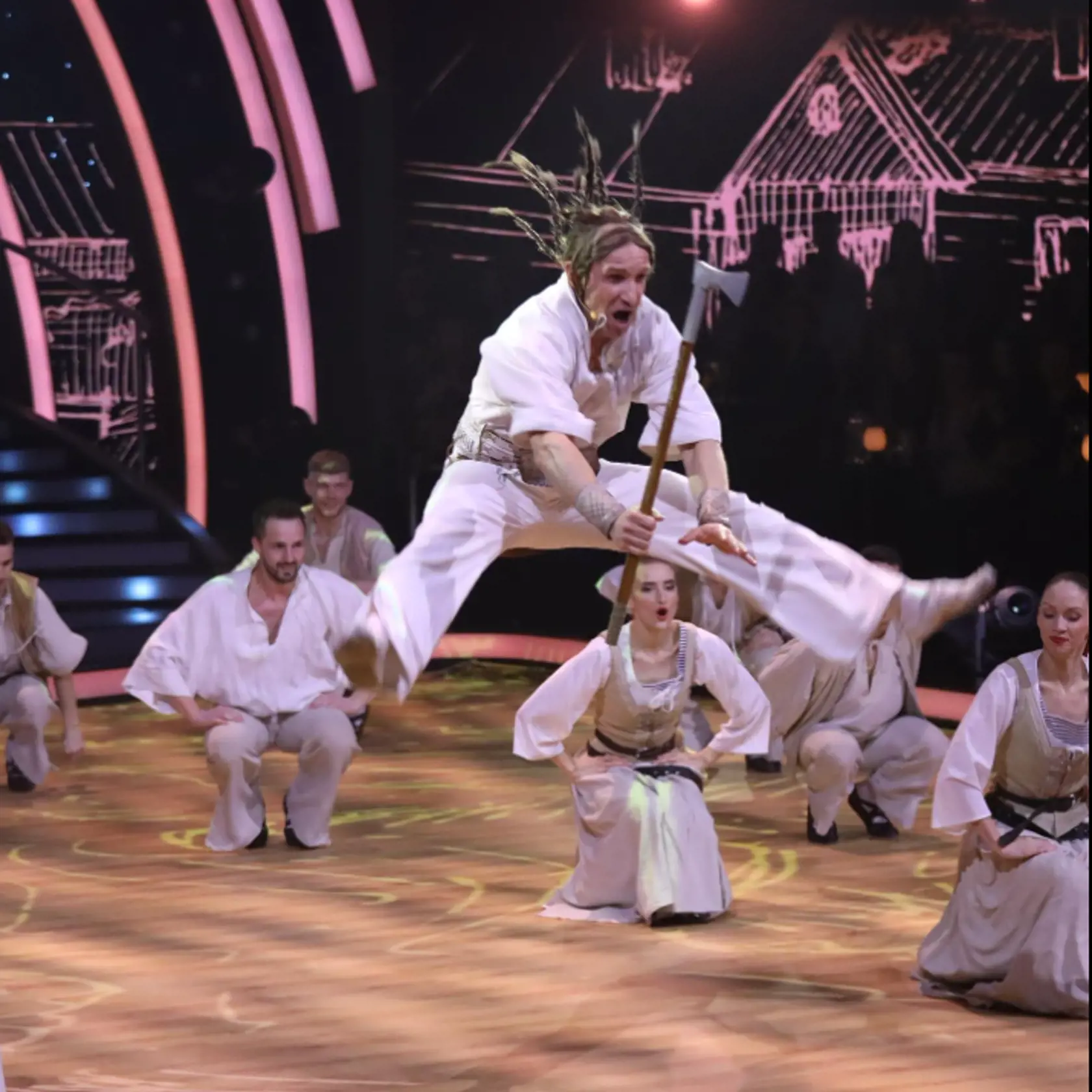 Úvod bol folklórny - pieseň z muzikálu Na skle maľované.