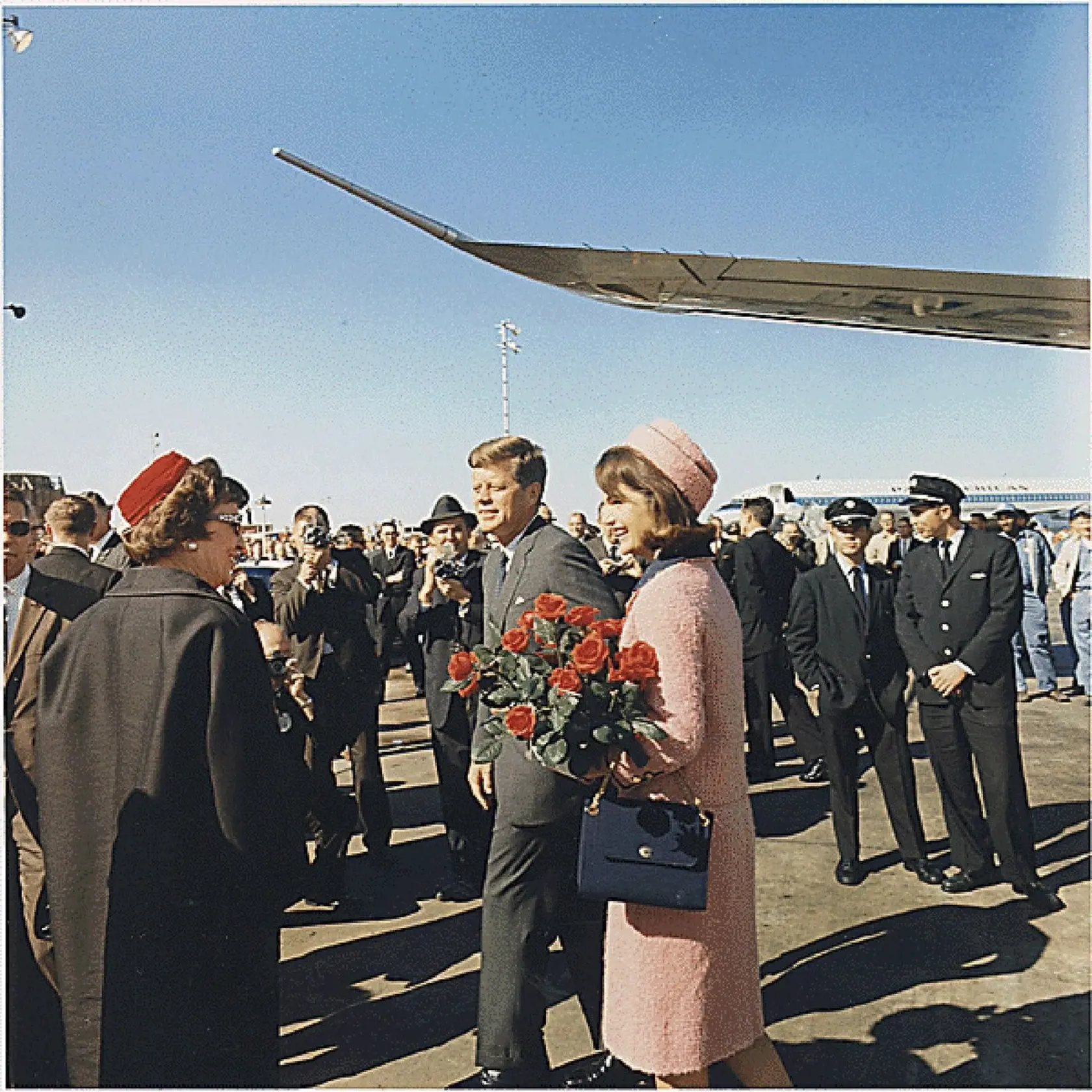 John Fitzgerald Kennedy s manželkou Jackie prichádzajú na osudnú návštevu Dallasu.
