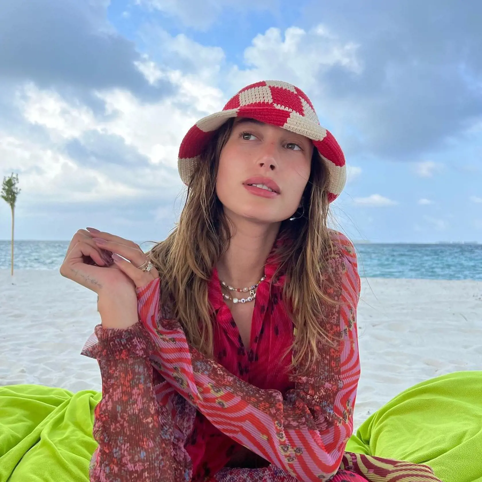 Hailey Bieber na pláži počas sviatkov.