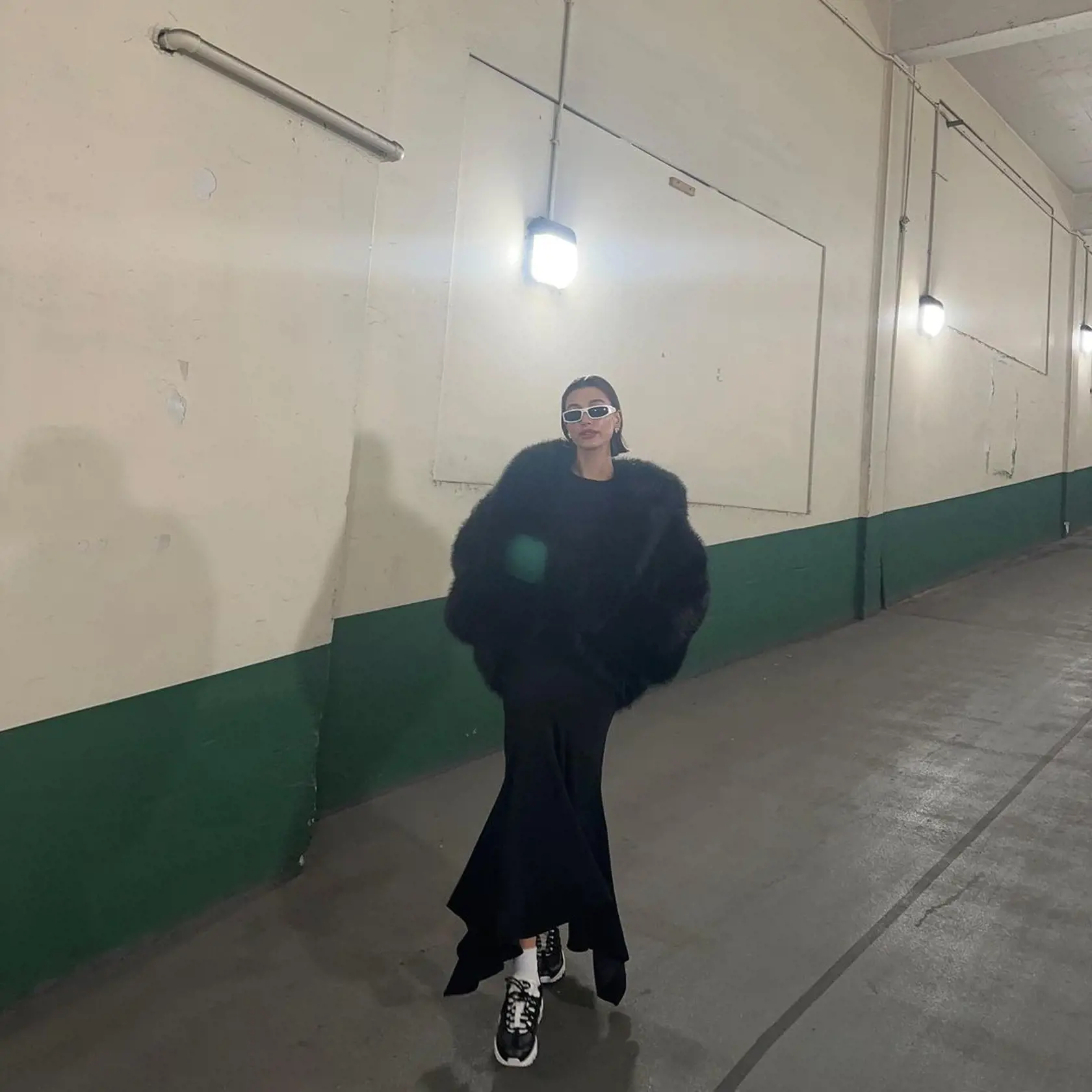 Hailey Bieber v ponožkách, tie sa nosia už do každého druhu obuvi.