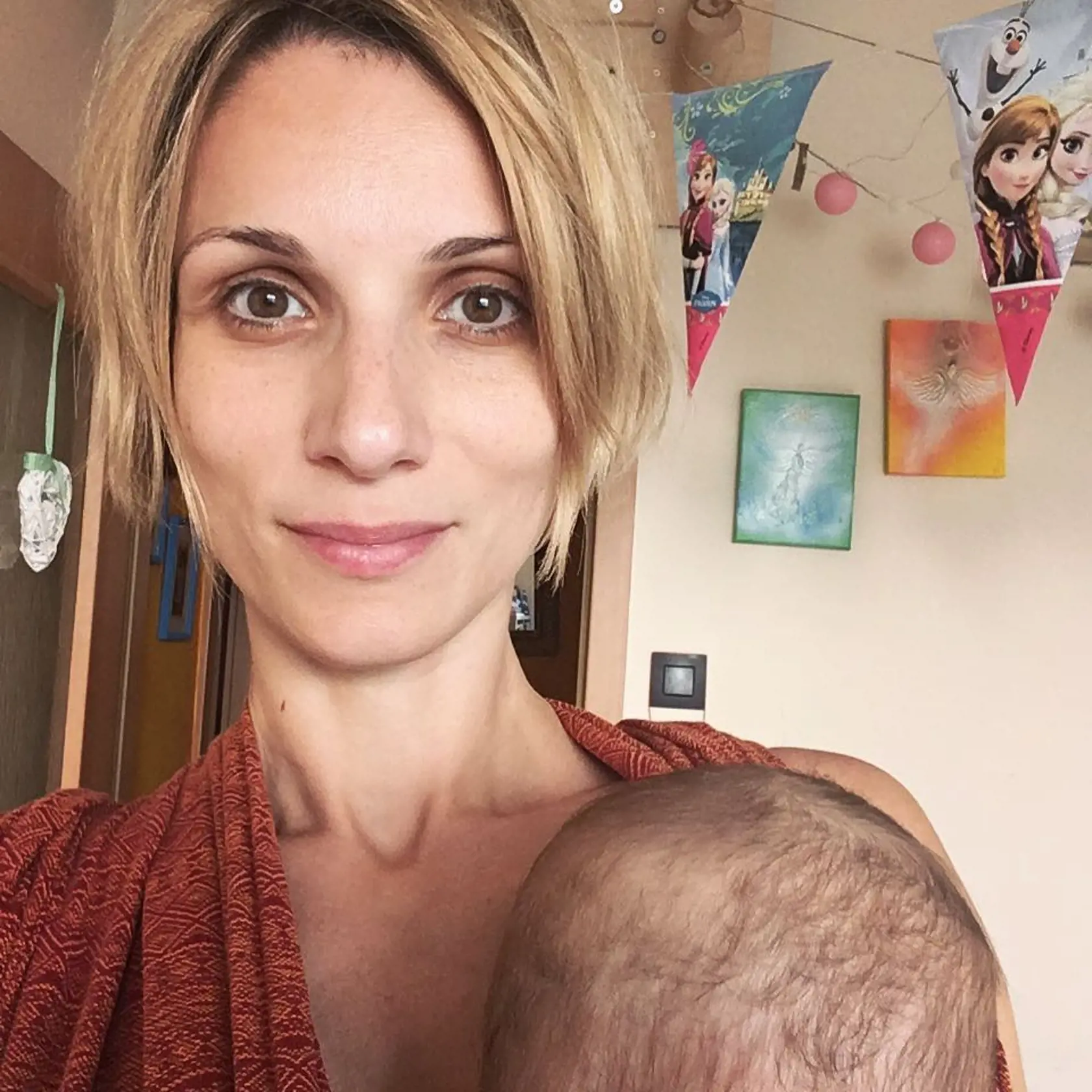 Drevené zárubne a na stene umenie v menšom rozmere spolu s obrázkami detských postavičiek.