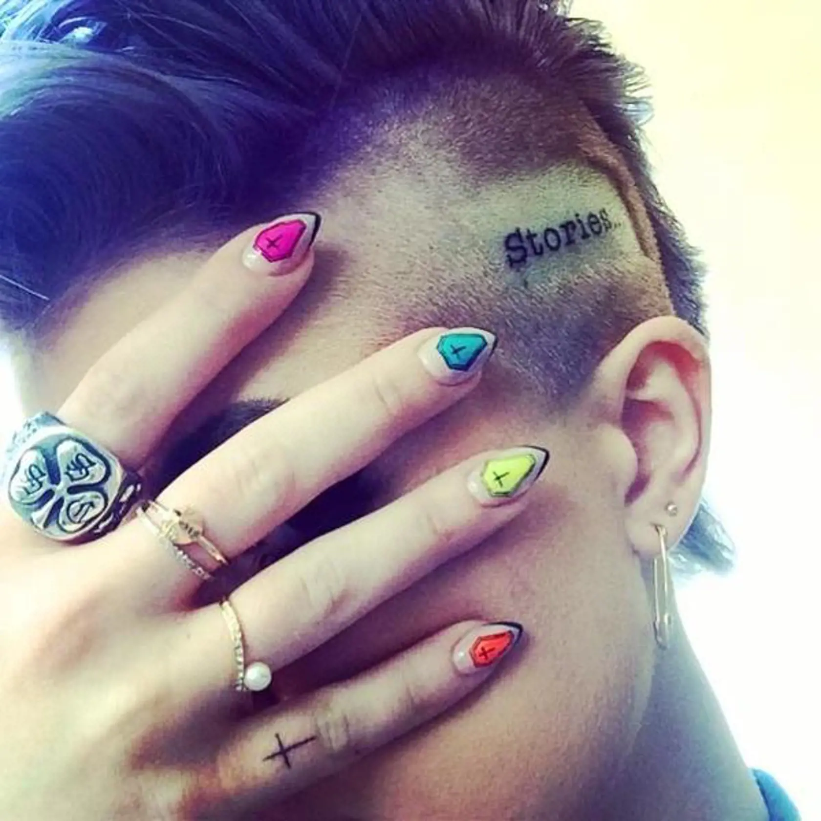 Kelly Osbourne sa chváli novým tetovaním, na hlave.