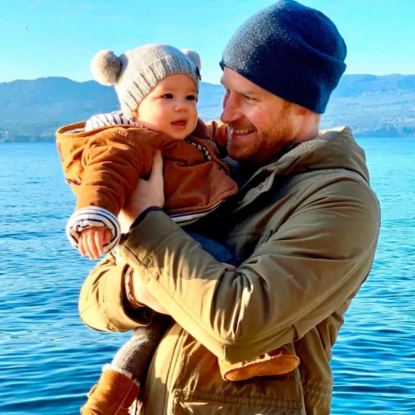 Princ Harry a Meghan Markle odhalili rozkošné fotografie svojich detí v seriáli pre Netflix.