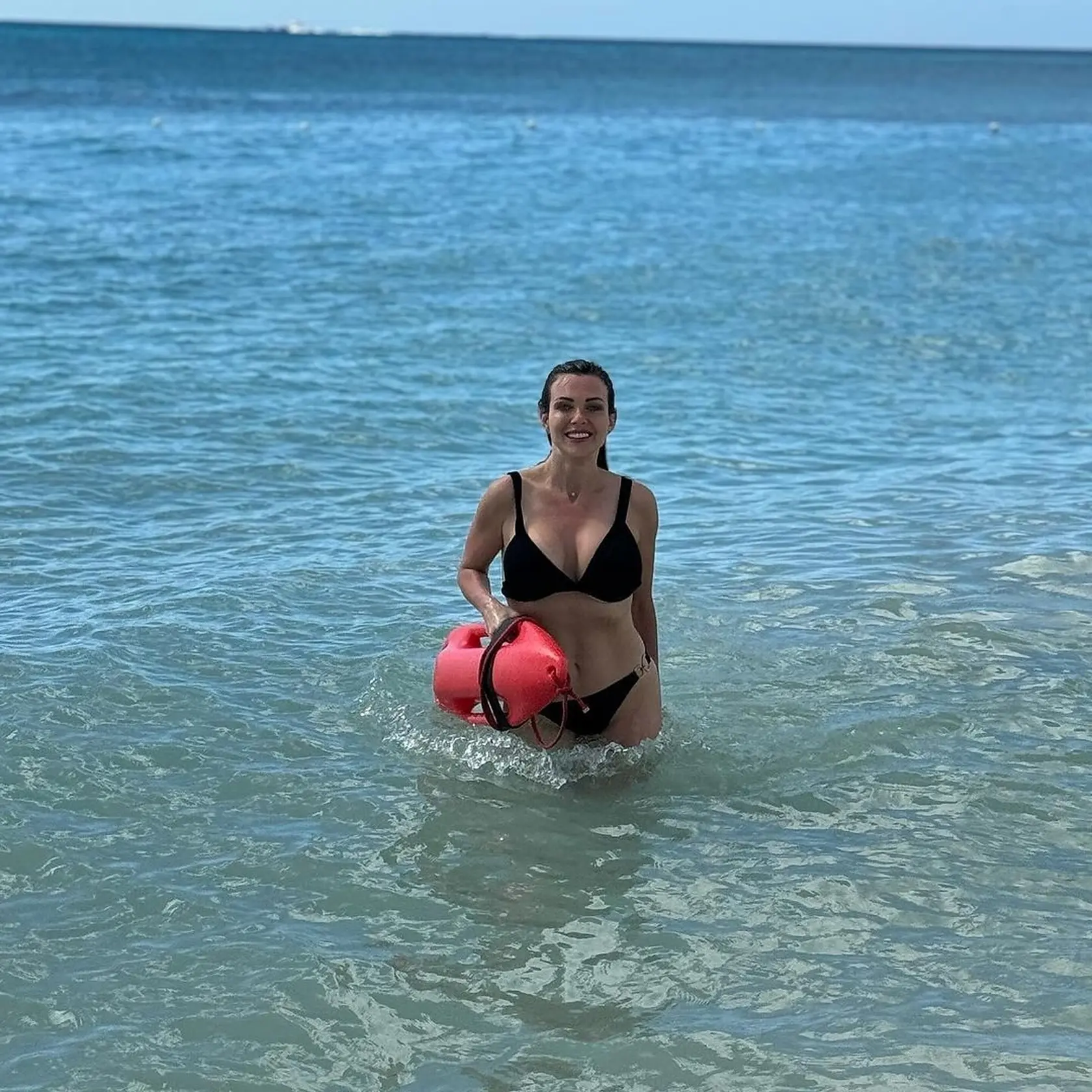 Martina ako vystrihnutá zo seriálu Baywatch.