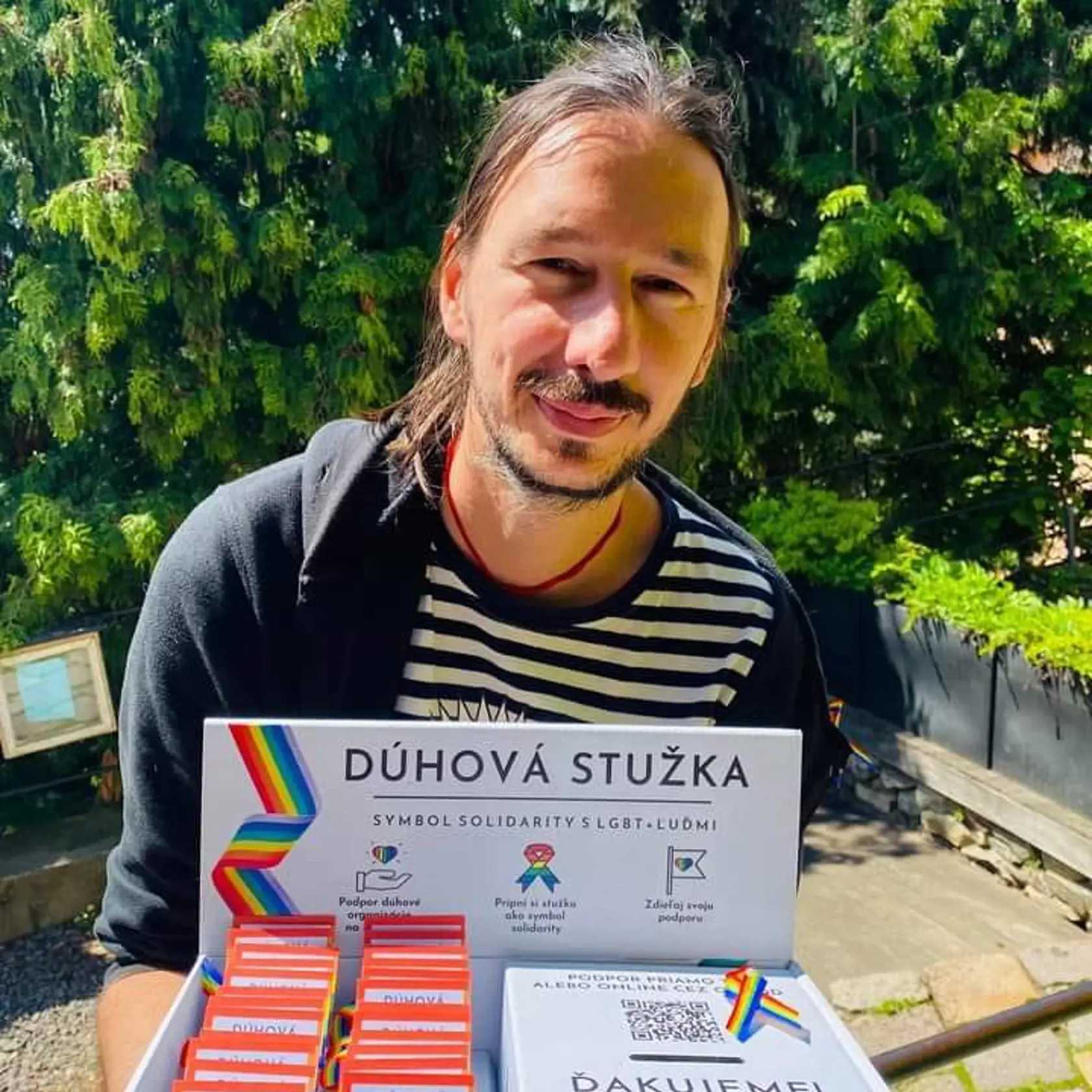 Mochi, Banská Štiavnica, prevádzkuje podnik v centre: "Najviac zdražie alkohol s viac percentami - absinth a slivovica určite zdražejú, aj kvalitný gin (do 50%). Takže tam ceny pôjdu vyššie určite markantne. Na ostatný alkohol máme dobrú maržu, takže tam zdraženie nie je potrebné z tohto ohľadu, iba klesnú zisky z predaja. Ale pôjdeme hore pred letnou sezónou s cenami určite, lebo potrebujeme hlavne na tie šialene zdražené energie zarobiť, to je o dosť horšie, ako to zdvihnutie spotrebnej dane."
