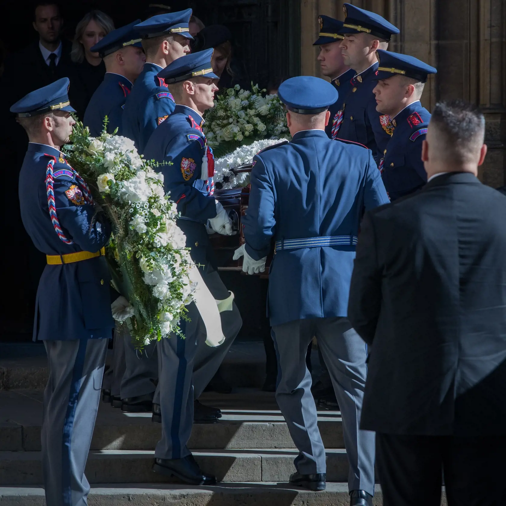 Zádušná omša za zosnulého Karla Gotta v chráme Svätého Víta na Pražskom hrade. S hudobnou legendou sa prišlo rozlúčiť množstvo známych osobností kultúrneho a verejného života.