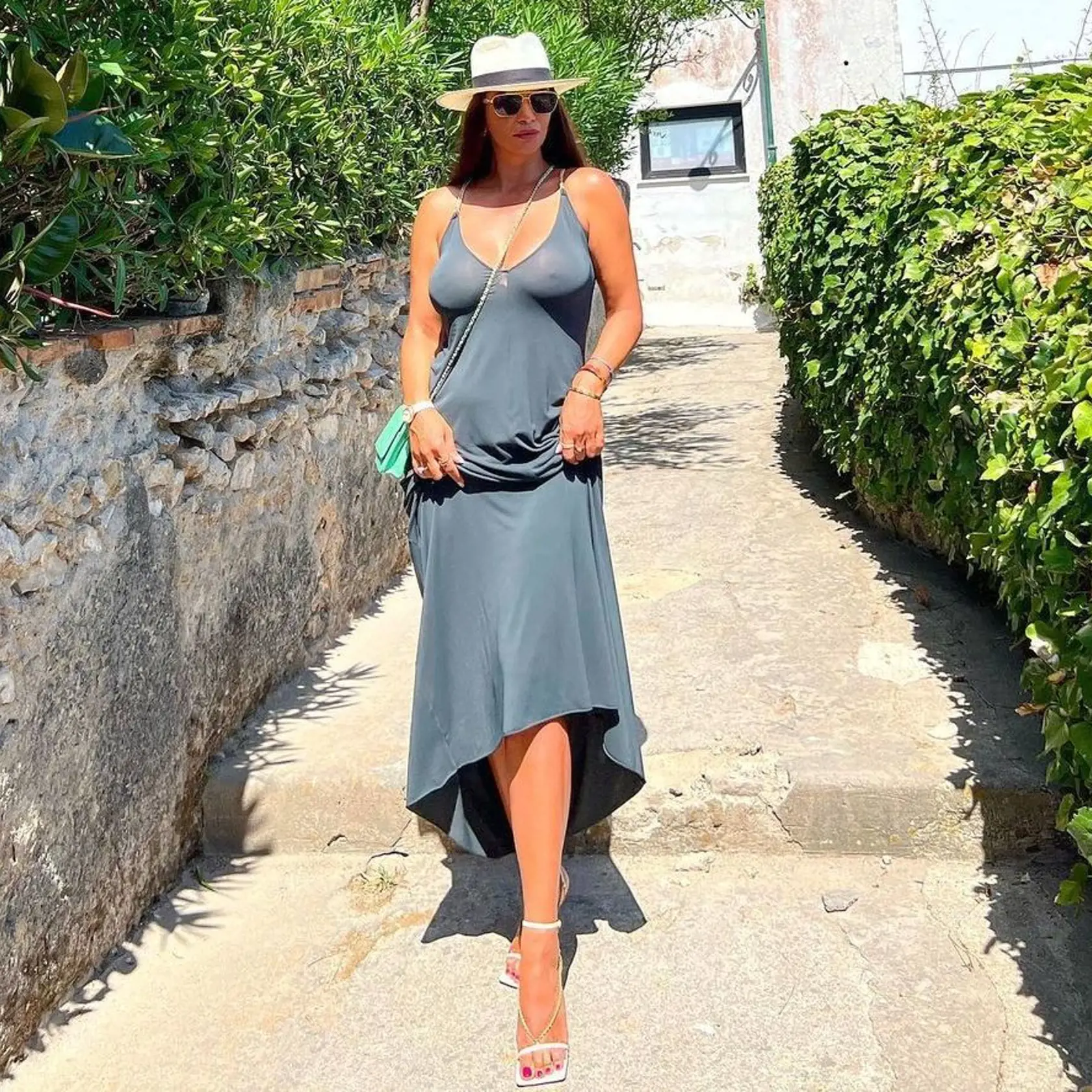 Kollárova ex Andrea Heringhová dráždila na Capri v priesvitných šatách.