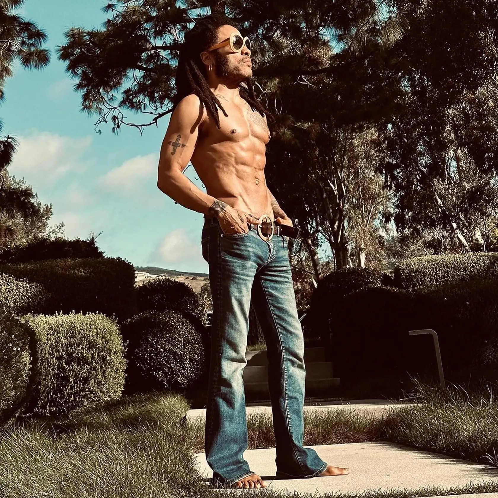 Leonard Albert alias Lenny Kravitz sa narodil 26. mája 1964 v New Yorku. Vynikol predovšetkým vďaka svojím prepojením rocku, soulu, funku, reggae, hard rocku, folku i balád.