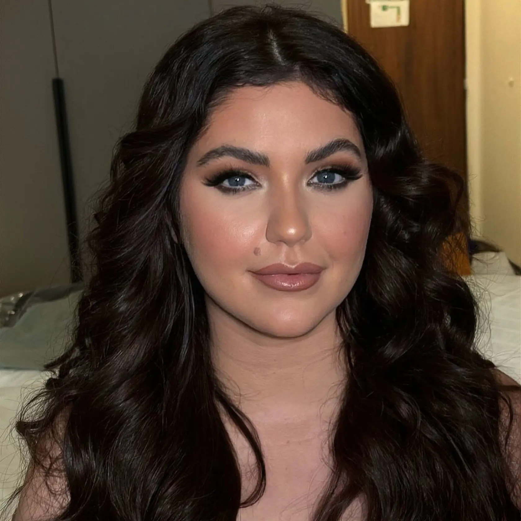 Celeste Buckingham má nádherné črty tváre.